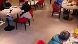 真的是个既害人又迷人的小妖精，男子：挨巴掌了也值得！