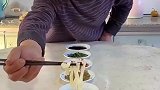 过关面的创始人，天天都在吃，表示这样吃别有一番风味