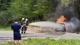 车子行驶途中起火猛烈燃烧 车主一旁淡定拍视频解说