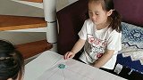 爸爸说我和妈妈谁赢了，就给糖吃,