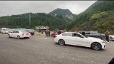 宝马与凯迪拉克挑战拔河比赛，交警马上赶到