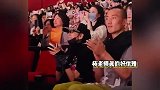 65岁杨丽萍看舞台剧被拍，离开时全场起立鼓掌，身边男伴年轻帅气