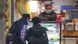 郑秀文与许志安逛街被拍 亲密挽手风波后仍恩爱