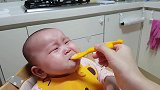 太难吃！戒奶中的宝宝尝了一口就崩溃，妈妈你到底给我吃了什么