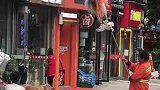 清洁阿姨舞起扫帚逗狗狗