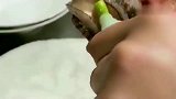 很鲜活的鲍鱼，小哥哥把芥末抹上去之后鲍鱼跳起了舞，太神奇了！