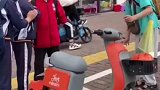 脑瘫男孩街头卖纸巾，放学的男孩们主动帮其售卖