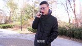 美女跟小伙相撞互不让路，吹起牛来一个比一个狠，看一次笑一次