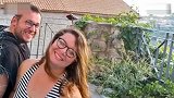 小夫妻出国旅游 顺手花8元买了一栋楼!