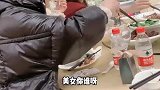 生日宴会上，遇到蹭吃饭的，但是她是不是亏大了啊