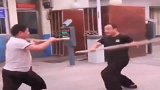 俩男子用扫把“打架”，双方实力不相上下