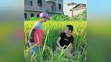 搞笑两夫妻太好笑了，这么热的天你问人家热不热，这下糗大了
