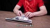 利用铝箔纸制造一个铝箔球，加热铝箔球，炸裂可乐瓶