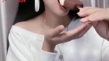 美女边看国庆阅兵边吃雪糕，二话不说直接秒，吃货的最高境界！