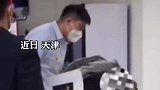 老人躺担架被推进交易大厅卖房