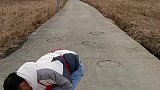 小伙在马路上画满立体柱子，村民见了都绕道而行，简直太逼真了！