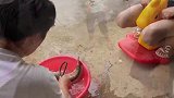静静用黑鱼做酸菜鱼，婆婆给静静捞鱼肉吃，不让小猪玩鱼气哭了！