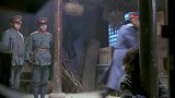 为了救出大当家，小伙偷偷潜入了敌营