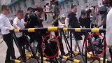 小学门口有人偷小孩？ 警方辟谣：系醉汉欲闯校被制服