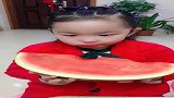小美女吃西瓜这胃口真是太好了