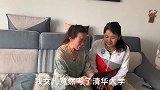 养女没学费，母亲找亲儿借被羞辱下跪，五年后养女有钱，儿子巴结