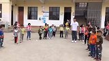体育老师和小朋友玩跳皮筋可把小朋友们开心坏啦