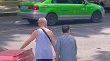爷爷和奶奶打车，爷爷先给奶奶开门