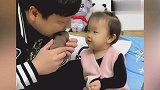 搞笑剧暖爸在吃狗狗形状饼干，暖宝的一系列反应太可爱了，搞笑