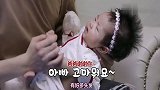 咸素媛看陈华带孩子辛苦，体贴地为老公递上冰水。好温馨的一家子