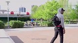 国外街头爆笑恶搞！路人头上被放热狗没反应，还要后空翻提醒