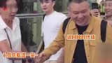 岳云鹏遇上热情阿姨粉，被她强拽着介绍给外国友人：这是名人！
