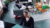 吉娜正在练琴，郎朗非要给她上汉语课，吉娜一脸不情愿