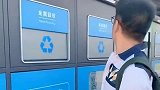 小伙第一次来大城市，想扔垃圾却找不到地方，他一脸无助的样子！