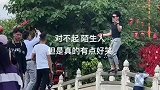 男子站桥边嘚瑟，拍照下一秒果然不出所料
