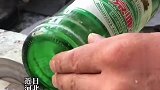 手艺人用啤酒瓶做手镯，网友：真的是“帝王绿翡翠手镯”