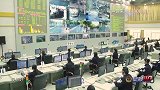 女孩轻生跳河，民警趁其不备一把抱下塞进警车，太帅了