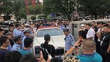 北京一劳斯莱斯堵住妇产医院应急通道 司机对峙交警拒绝挪车