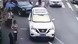 心疼这位女司机，撞什么车不好，偏偏怼上迈巴赫！