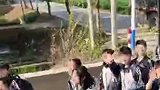 双向奔赴的快乐！卡车司机给春游学生让路，孩子们也热情打招呼感谢