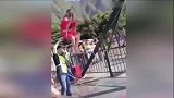 女子悬崖边荡秋千 惨叫连连被吓坏