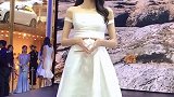 大长腿美女车模搭配短裙打扮，将完美的身材秀出来！
