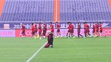 中超-17赛季-重庆当代力帆客场将战鲁能 张外龙中圈下跪祈求胜利-新闻