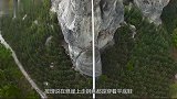 美女挑战不可能，穿10厘米高跟鞋，悬崖走钢丝，场面非常危险