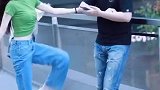 美女这腿劈得够高
