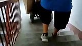 搬家师傅用上楼机运冰箱，感觉好轻松