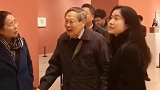 杨振宁夫妇看美术展，小54岁老婆如小学生！