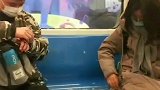 姑娘乘地铁一屁股坐炸羽绒服，旁边小伙被喷一身反应亮了
