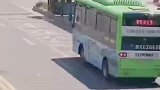 电动车笔直追尾公交车，是什么让这样离谱的事情发生？