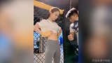 为了练完美的腹肌！美女拼了 帅哥不停的击打