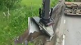 挖机清理排水沟，这也太厉害了